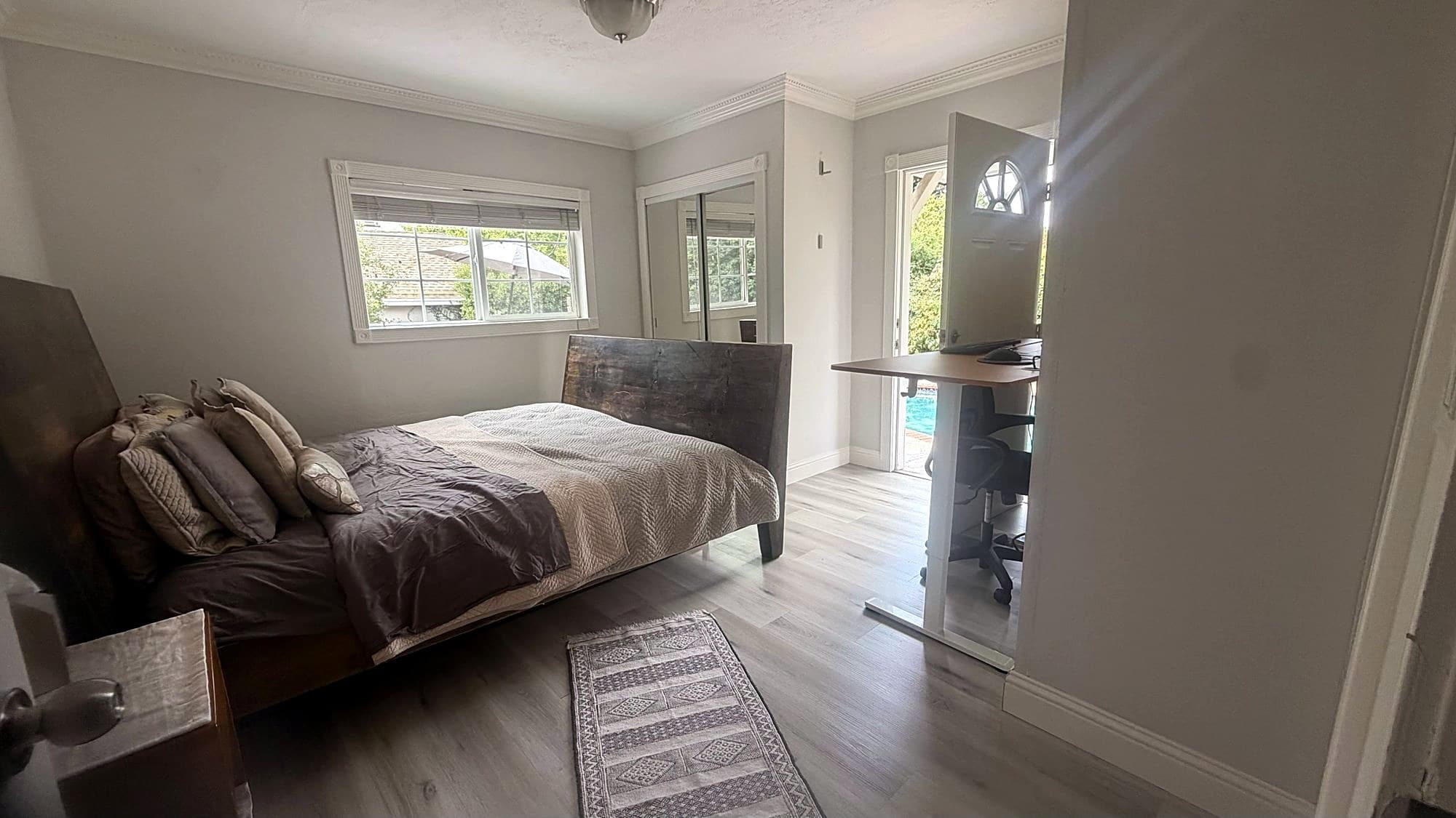 Ensuite room: the bed under the window, the mirrored closet and the door open to the pool