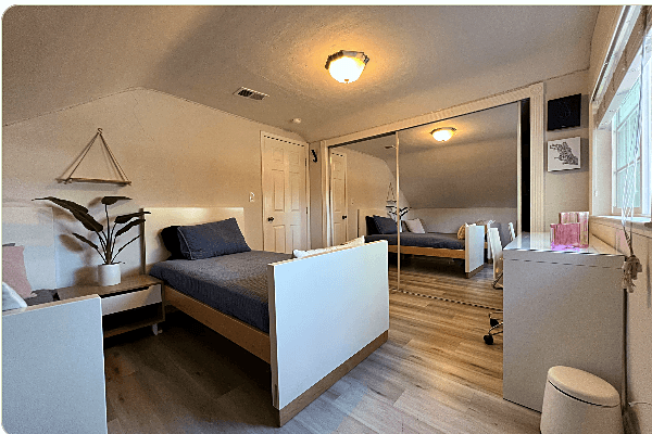 North room: the mirrored closet and second bed