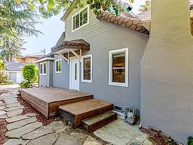The side entry with its deck steps